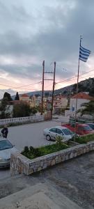 a parking lot with cars and an american flag at Star Sianna Village Rooms to let in Siána