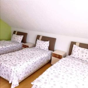 1 dormitorio con 2 camas y 2 cajas en VISOKO Room en Visoko