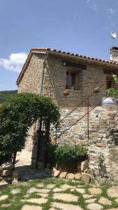 - un bâtiment en pierre avec une fenêtre sur le côté dans l'établissement Très belle maison de campagne en pierre de grès, à Braux