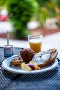 un plato de comida en una mesa con un vaso de zumo de naranja en Banana Bay Resort & Marina, en Marathon