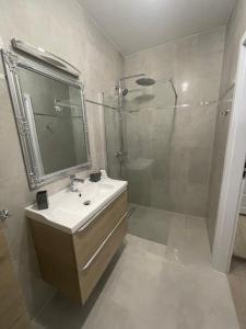 łazienka z umywalką i prysznicem w obiekcie Apartament Luna Baltic Marina Residence w Kołobrzegu +9 zdjęć