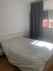 En eller flere senge i et værelse på Apartamento céntrico