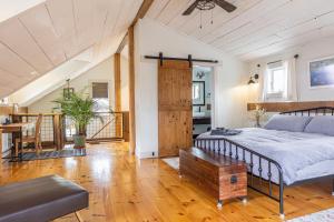 Clermont Cabin: A Quiet, Private Couples Retreat