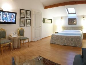 ヴィルフランシュ・ド・ルエルグにあるSuite indépendante de 66m2 tout confort et calmeのベッドルーム1室(ベッド1台、壁掛けテレビ付)