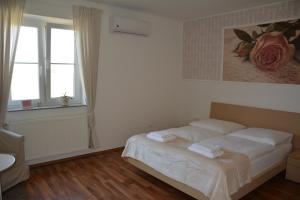 ein Schlafzimmer mit einem Bett mit zwei Handtüchern darauf in der Unterkunft Grüne Henne - Sleep & Drive in Apetlon