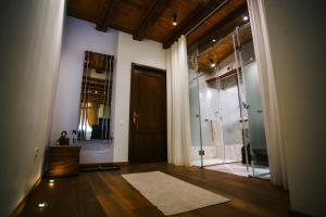 布拉索夫Casa Albert Boutique & Restaurant的浴室设有玻璃门和玻璃步入式淋浴间。