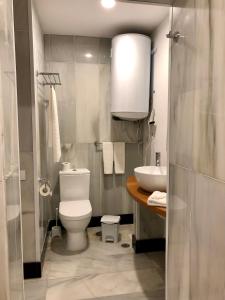 Ett badrum på Hotel Océano Centro