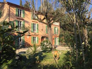 an old house in the middle of a garden at bastide saint georges in Fayence