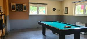 Billiards table sa Beautiful detached villa with private pool, Fibre Wi-fi, garden, games room & BBQ