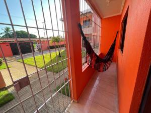 un hamac suspendu sur un mur à côté d'une fenêtre dans l'établissement Casa Lua Cheia na Praia de Peroba, Maragogi, à Maragogi