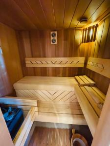 una sauna vacía en una cabaña de madera en Botanica Deluxe Vendégház - Finnish Sauna en Siófok