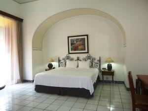 - une chambre avec un grand lit blanc dans l'établissement Hotel Concierge Plaza Colima, à Colima