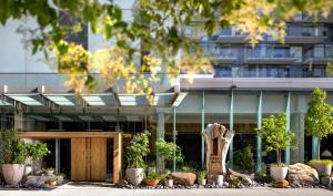 une vue extérieure d'un bâtiment avec des plantes devant dans l'établissement 1 Hotel Toronto, à Toronto