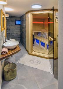 La salle de bains est pourvue d'un lavabo et d'une douche en verre. dans l'établissement Chalupa Tomas Ždiar, à Ždiar