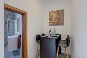 un bar en una habitación con 2 sillas y una pintura en Perfect Location, Idyllic 2BR Apartment, en Sliema