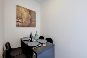 una mesa con sillas y una foto de un león en Perfect Location, Idyllic 2BR Apartment, en Sliema