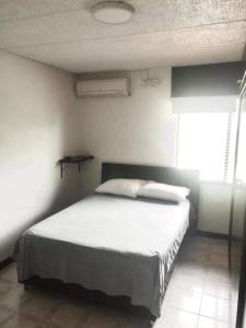 Cama ou camas em um quarto em APARTAMENTO MELGAR