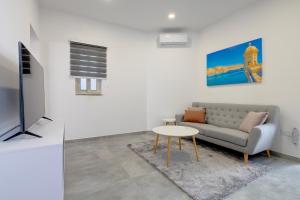 ein Wohnzimmer mit einem Sofa und einem Tisch in der Unterkunft Perfect Location, Modern 2BR Apartment in Sliema