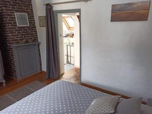 - une chambre avec un lit dans une pièce avec une porte dans l'établissement L'Estacade : maison de pecheur, à Saint-Valery-sur-Somme