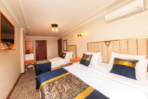 Un pat sau paturi într-o cameră la Vefa Hotel&Suites