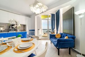 ein Wohnzimmer mit einem blauen Sofa und einem Tisch in der Unterkunft Iriny Apartment Spa&Pool by Alezzi Beach Resort in Mamaia Nord – Năvodari