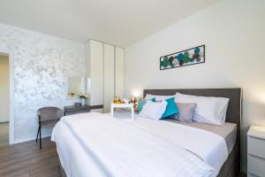 Postel nebo postele na pokoji v ubytování VILLA MIRAKUL + 37 fotografií