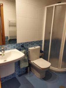 Ένα μπάνιο στο Céntrico apartamento Oviedo Parking y wifi gratuitos Admite mascotas +4 φωτογραφίες