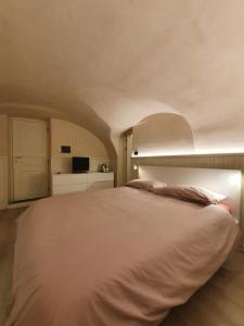 - une chambre avec un grand lit blanc dans l'établissement Casa De Giorgis, à Aoste