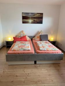 2 Betten in einem Zimmer mit Laptop darauf in der Unterkunft FEWO Schmandin Laacher See in Wassenach