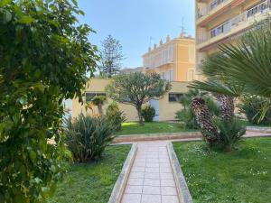 een binnenplaats van een gebouw met bomen en planten bij 2 Pièces Port de Beaulieu Sur Mer in Beaulieu-sur-Mer