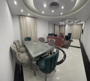ein Wohnzimmer mit einem Glastisch und Stühlen in der Unterkunft شقق بانوراما شاطئ الأسكندرية كود 7 in Alexandria