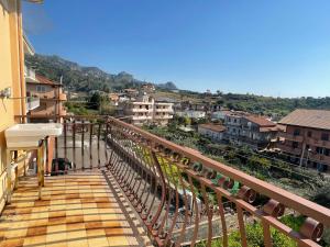 d'un balcon avec vue sur la ville. dans l'établissement Pipa’s SunTrap, à Taormine