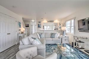 欧申维尤Ocean View Resort Condo with Pool Access and Bay Views的带沙发和桌子的客厅