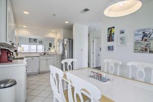 Ocean View Resort Condo with Pool Access and Bay Views的厨房或小厨房