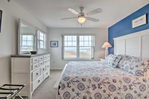 欧申维尤Ocean View Resort Condo with Pool Access and Bay Views的带床和吊扇的卧室