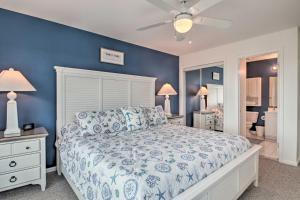 Ocean View Resort Condo with Pool Access and Bay Views客房内的一张或多张床位