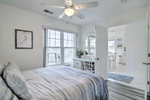 Ocean View Resort Condo with Pool Access and Bay Views客房内的一张或多张床位