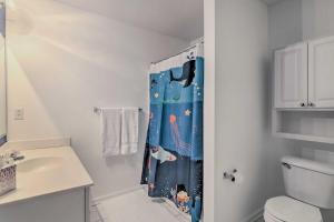 欧申维尤Ocean View Resort Condo with Pool Access and Bay Views的浴室设有淋浴帘、卫生间和水槽
