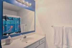 Ocean View Resort Condo with Pool Access and Bay Views的一间浴室