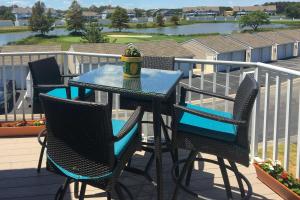 Ocean View Resort Condo with Pool Access and Bay Views的阳台或露台