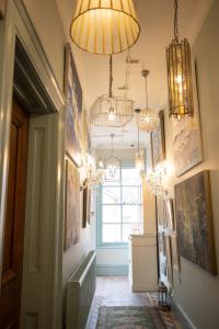 Belvoir的住宿－Vale House，走廊上挂有吊灯和墙上的照片