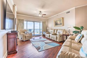 ein Wohnzimmer mit einem Sofa und Stühlen in der Unterkunft Spacious Biloxi Getaway with Pools and Beach Access! in Biloxi