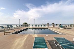 Bazén v ubytování Spacious Biloxi Getaway with Pools and Beach Access! nebo v jeho okolí