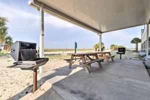 Posezení v ubytování Spacious Biloxi Getaway with Pools and Beach Access!
