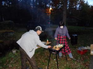 un hombre y una mujer cocinando comida en una parrilla en SEE-GOT-LIKE-Sansou - Vacation STAY 87979v en Tsumagoi