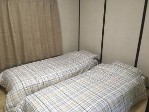 dos camas sentadas una al lado de la otra en un dormitorio en SEE-GOT-LIKE-Sansou - Vacation STAY 87979v en Tsumagoi
