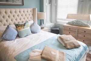 a bedroom with a bed with two towels on it at Vale House in Belvoir