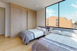 Een bed of bedden in een kamer bij ESPECTACULAR APTO AMPLIO DE 3 HAB UNICENTRO