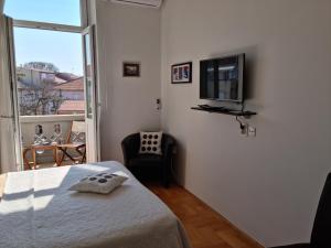 TV a/nebo společenská místnost v ubytování Rooms Tisa Old Town