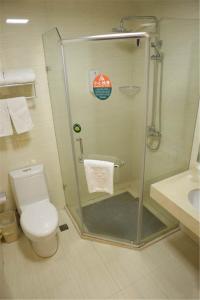 La salle de bains est pourvue d'une douche, de toilettes et d'un lavabo. dans l'établissement GreeTree Inn JiangSu Suzhou Taiping High-speed North Station Express Hotel, à Suzhou